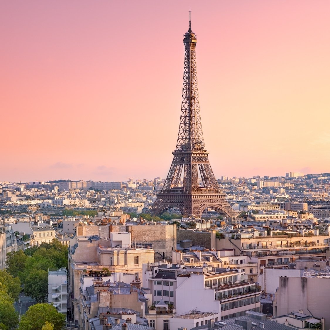 paris-tour-eiffel-coucher-soleil-ciel-rose-arbres-