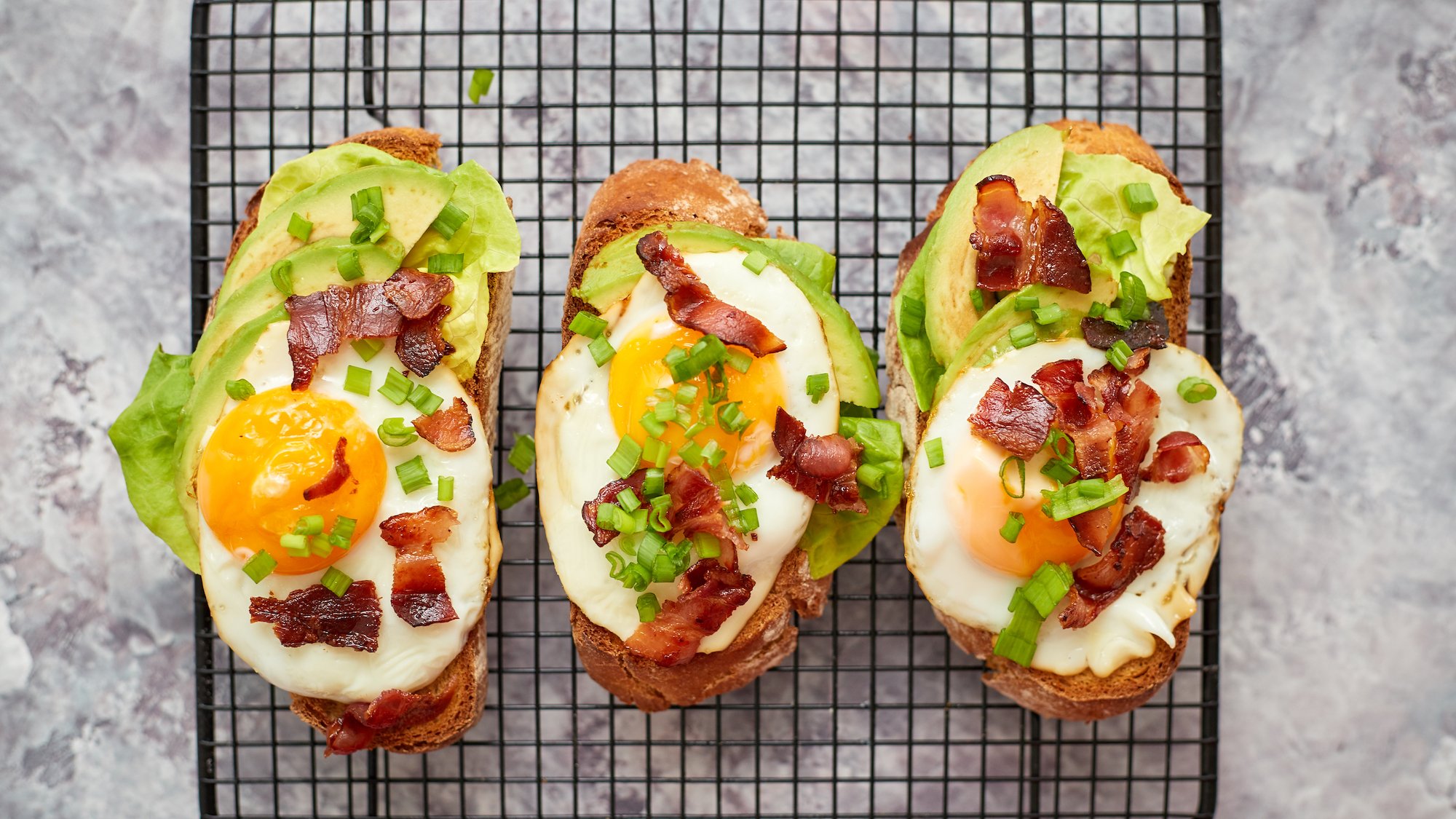 sandwich-oeuf-avocat-bacon-trio-grille-cuisine-bre