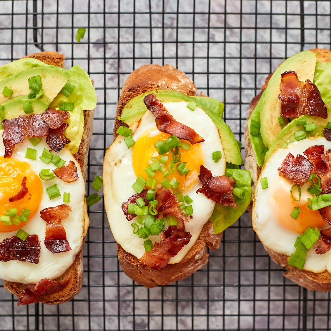 sandwich-oeuf-avocat-bacon-trio-grille-cuisine-bre