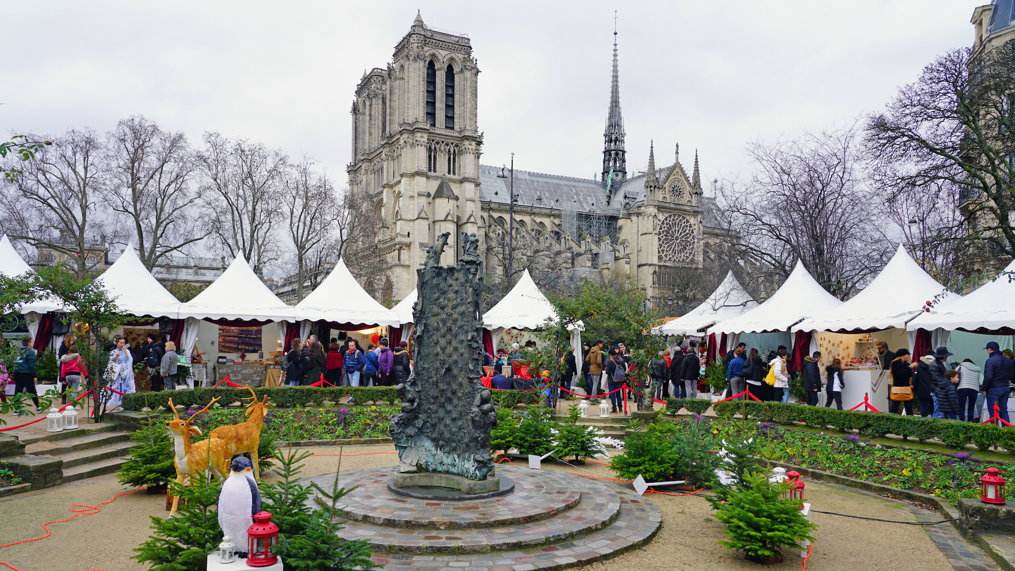 notre-dame-cathedrale-paris-marche-noel-stands-cad