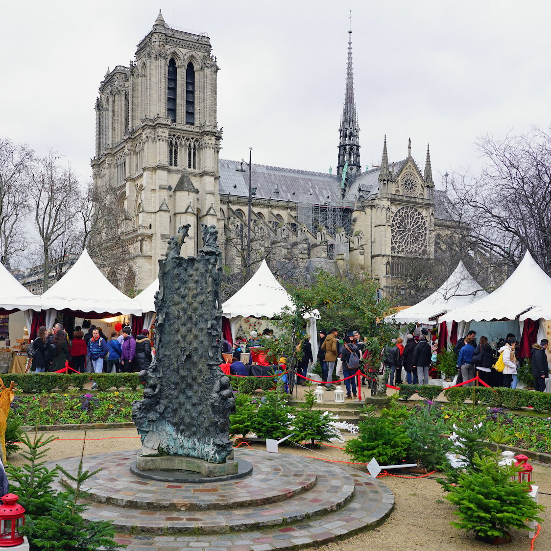 notre-dame-cathedrale-paris-marche-noel-stands-cad