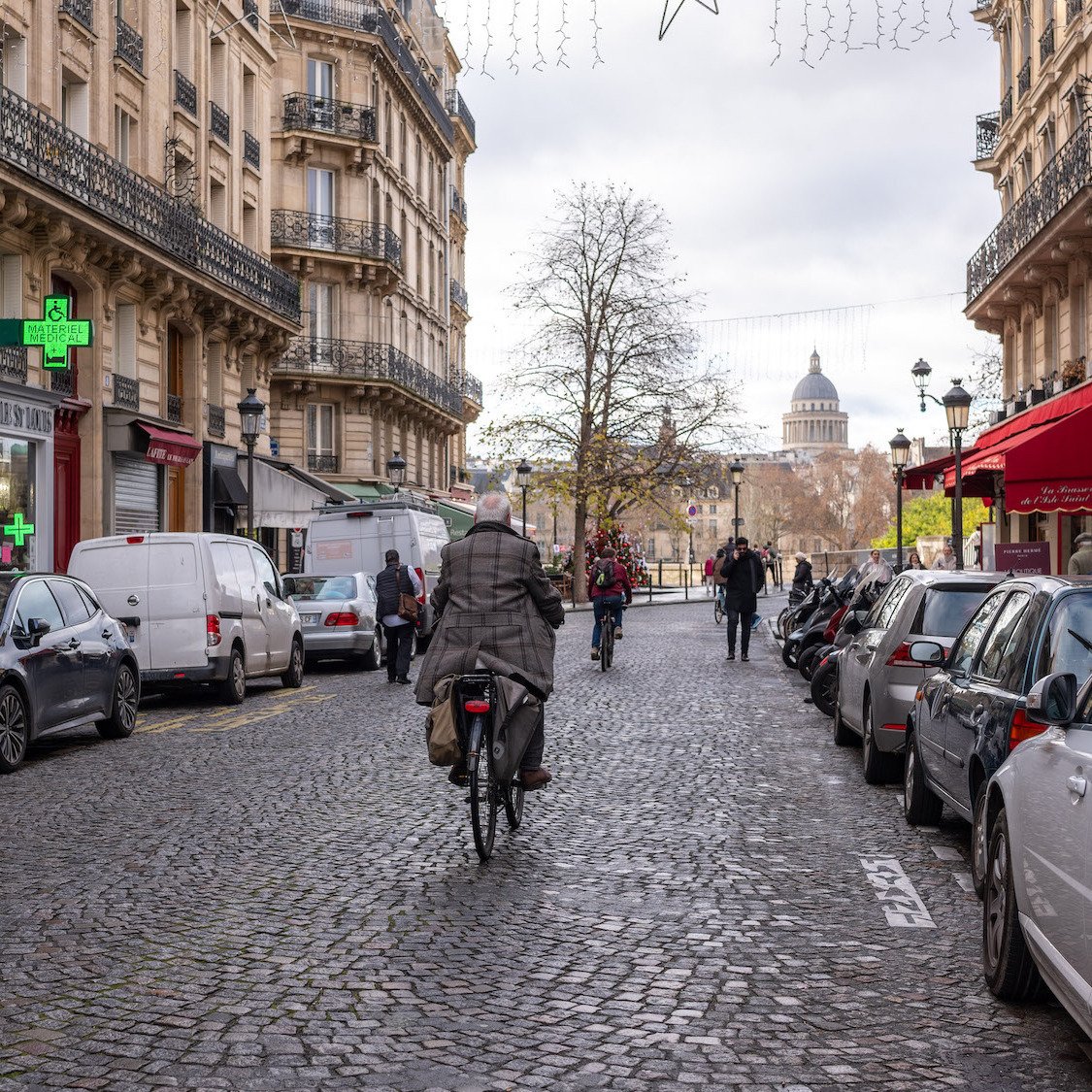 velo-paris-notre-dame-panthe-on-pave-s-calme-voitu