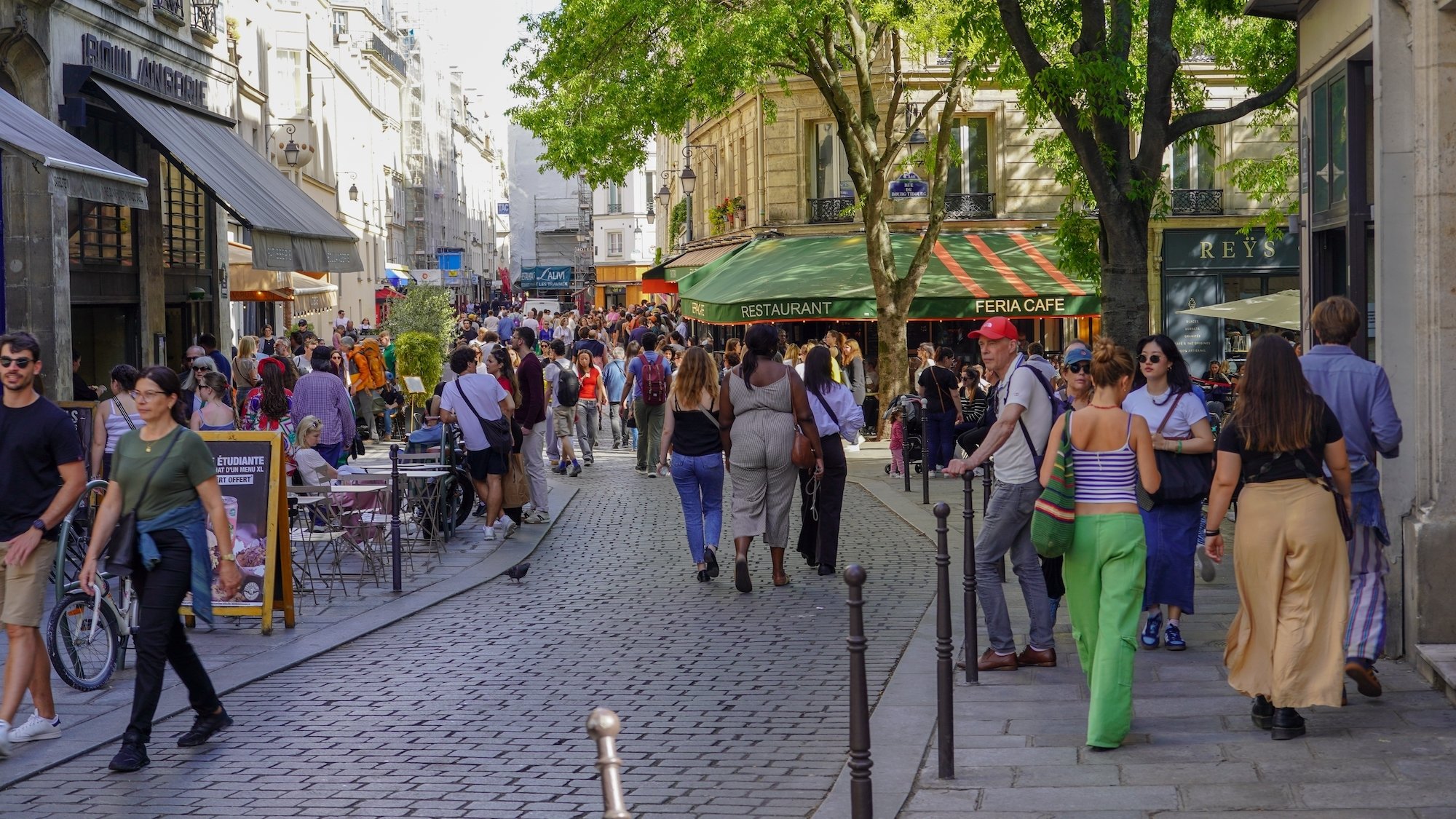 rue-pietonne-paris-pave-centre-pietons-touristes-b