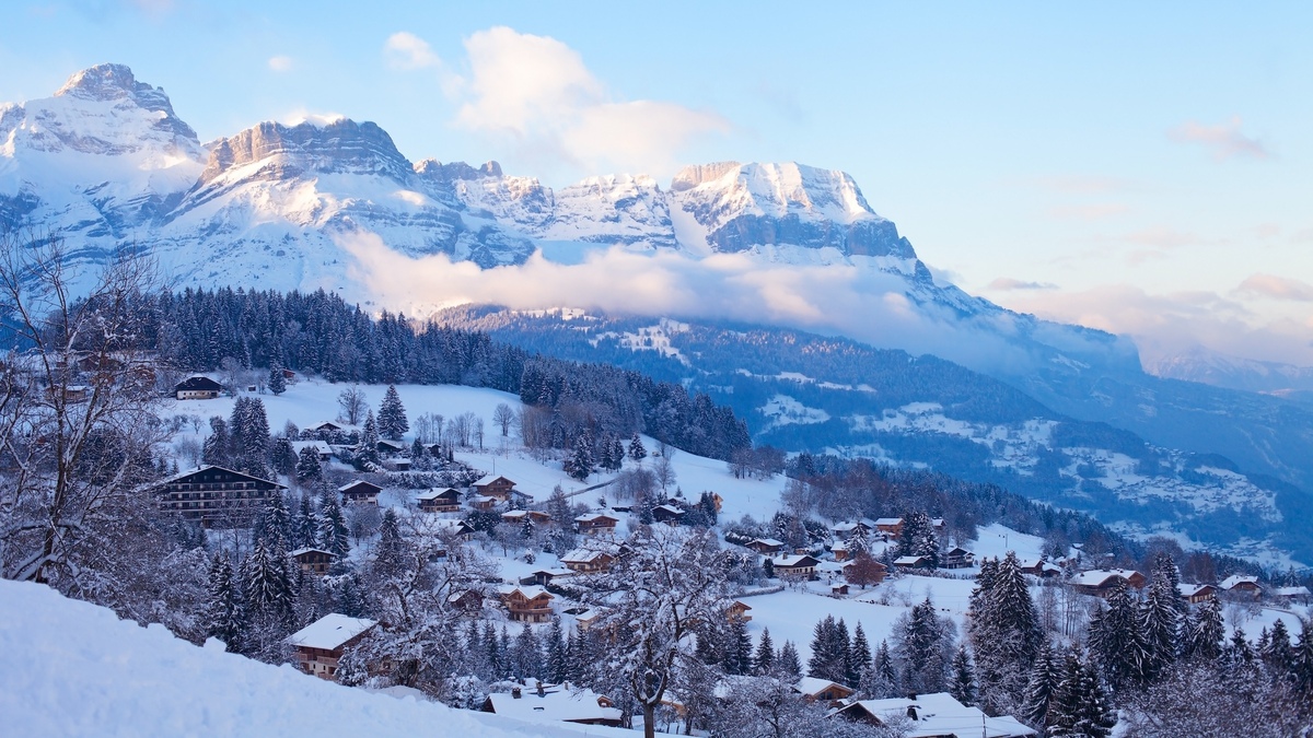 Ce petit village de montagne à 2h de Lyon est la destination à visiter en 2025 selon Airbnb Le