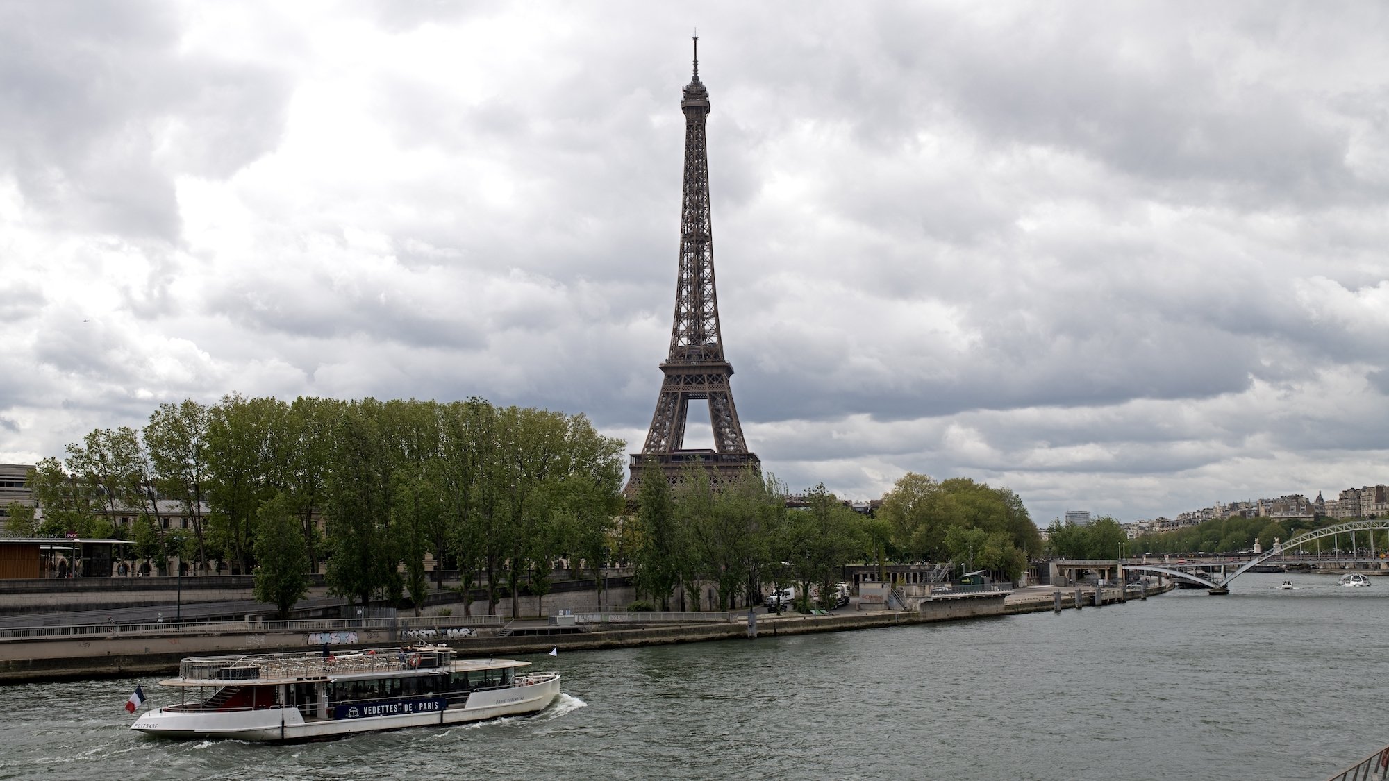 paris-vue-tour-eiffel-depuis-quais-de-seine-temps-