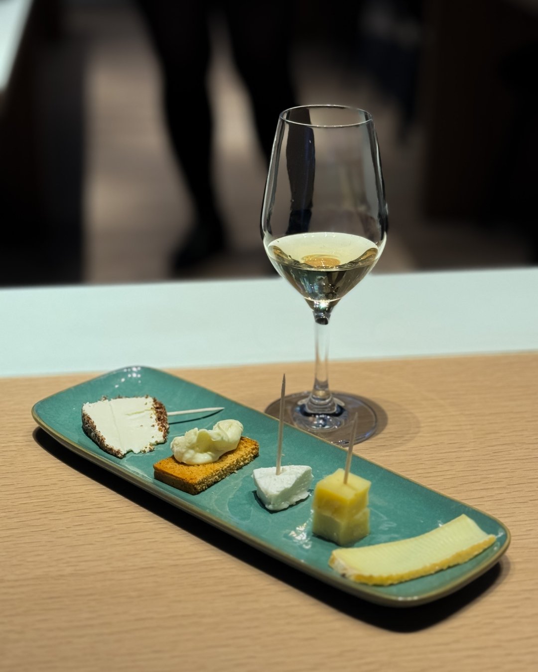 vins blancs et fromages.