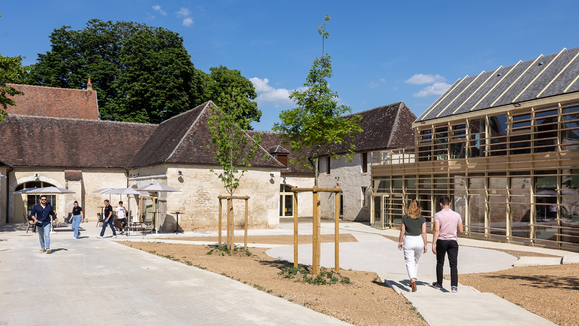 Sortie ludique et adaptée aux enfants, des activités familiales vous sont même proposées à Cité des Climats et vins de Bourgogne à Chablis.   