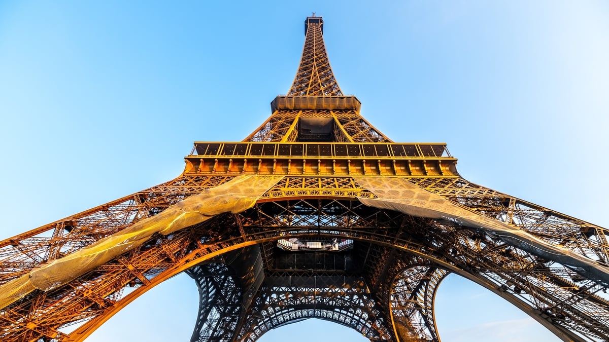 Quelle est la hauteur de la Tour Eiffel ? Le Bonbon