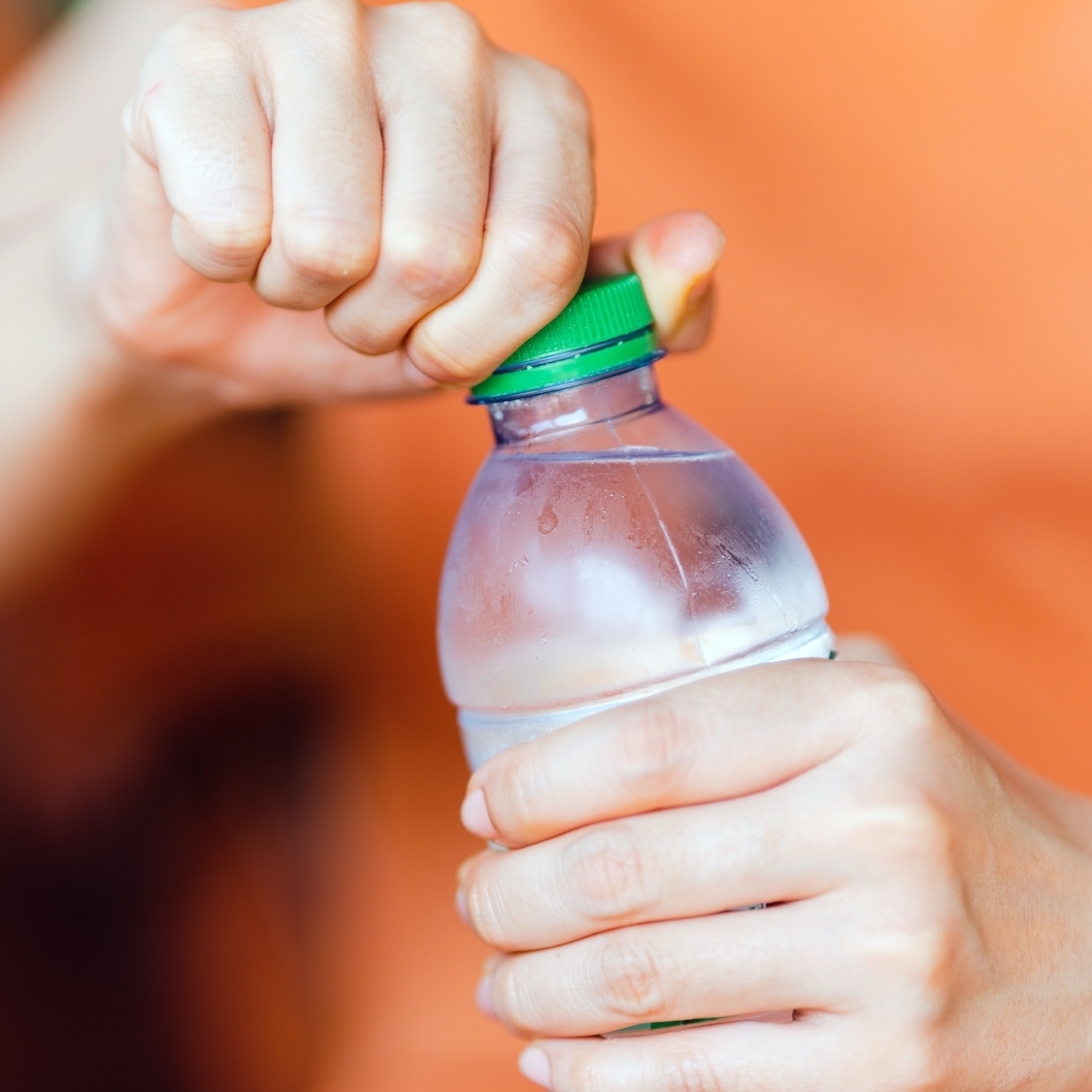 L'eau des bouteilles en plastique serait encore plus contaminée qu