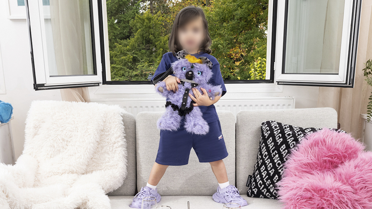 Balenciaga s'attire les foudres des internautes avec une campagne polémique balenciage-polemique-enfants-sacs-2-1200