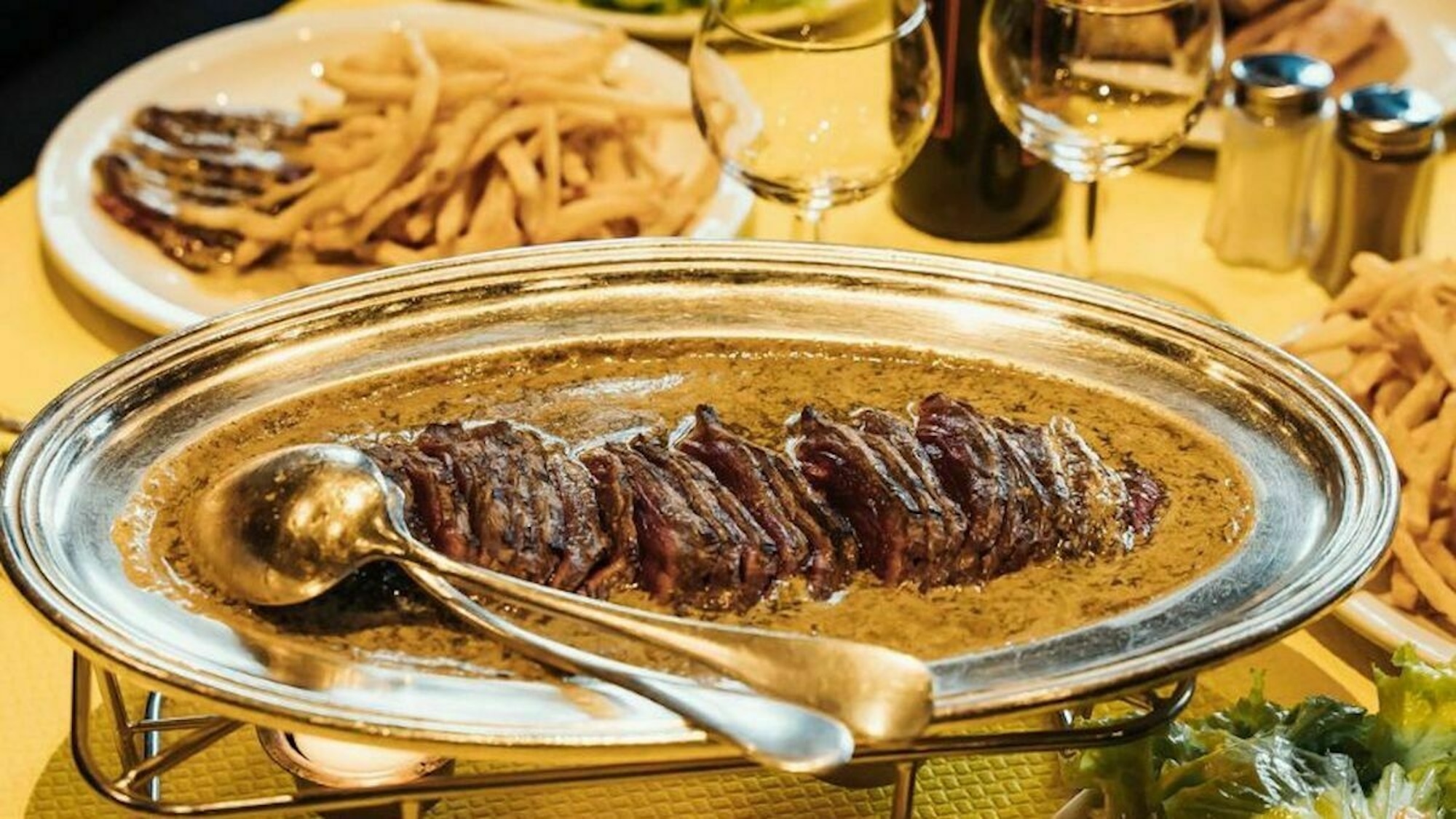 Ce restaurant lyonnais cartonne depuis 25 ans alors qu'il ne propose qu’un seul plat ! restaurant-l-entreco-te-lyon-2-1200