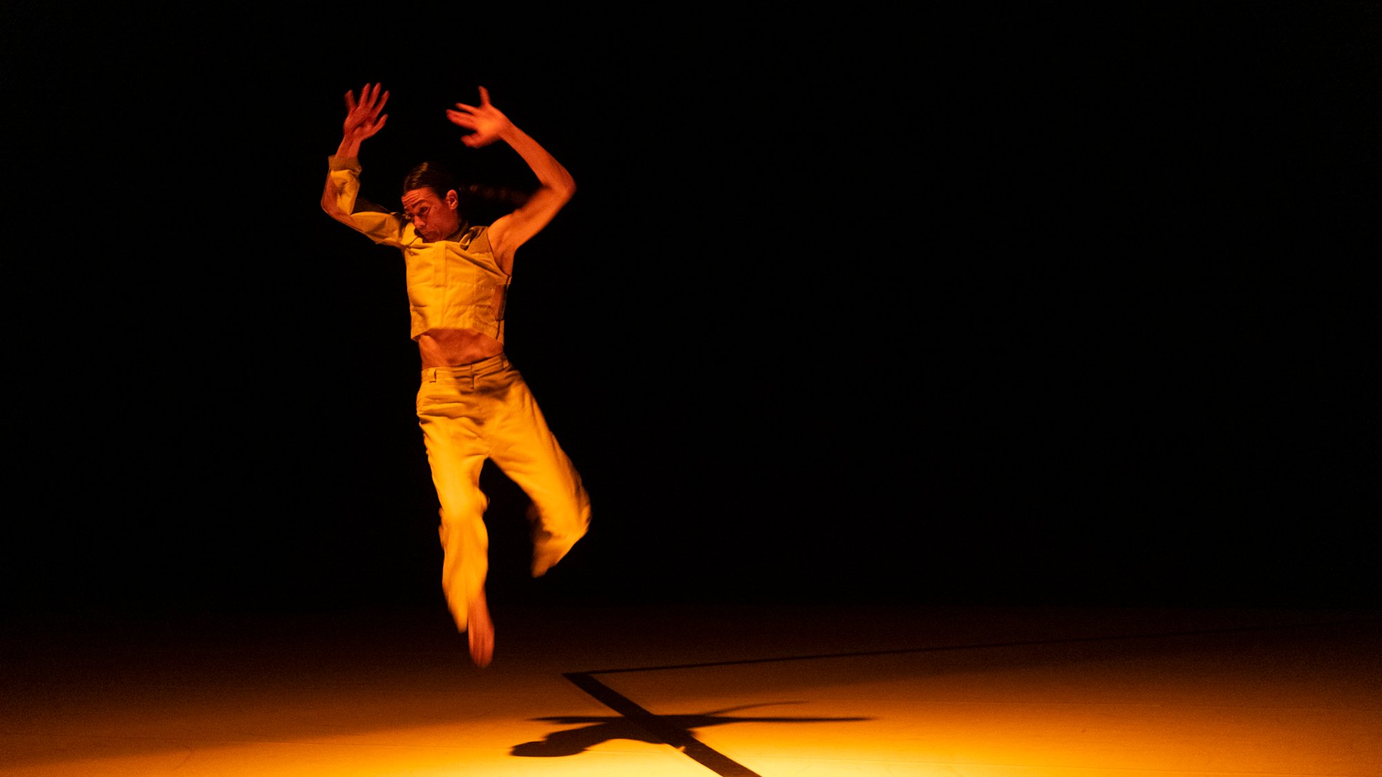 danseuse-qui-saute-couleurs-chaudes-jaune-noir-ora