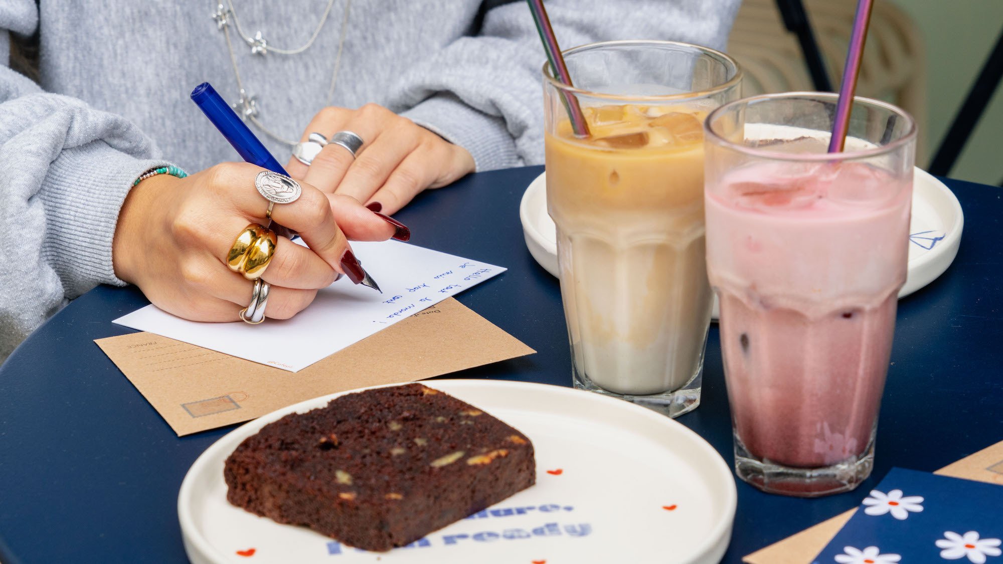 cafe-pli-paris-le-bonbon-cafe-a-lettres