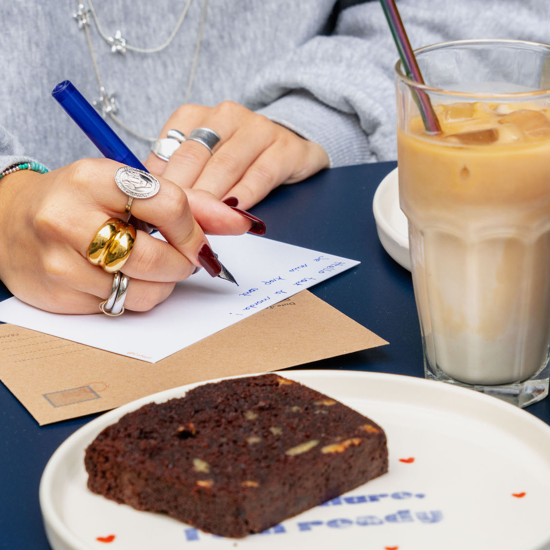 cafe-pli-paris-le-bonbon-cafe-a-lettres