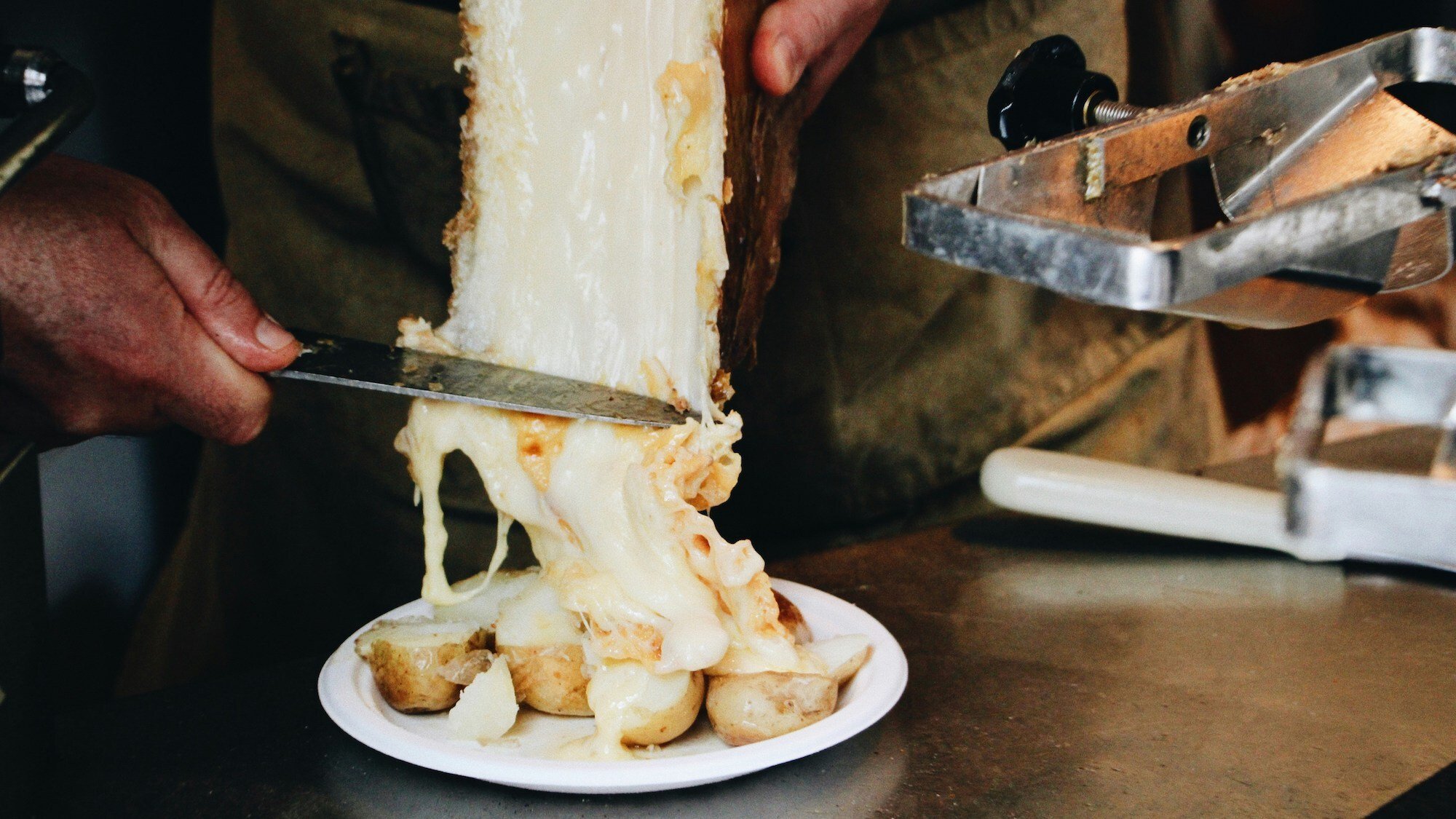 roue-raclette-verse-e-assiette-pommes-de-terre-fro