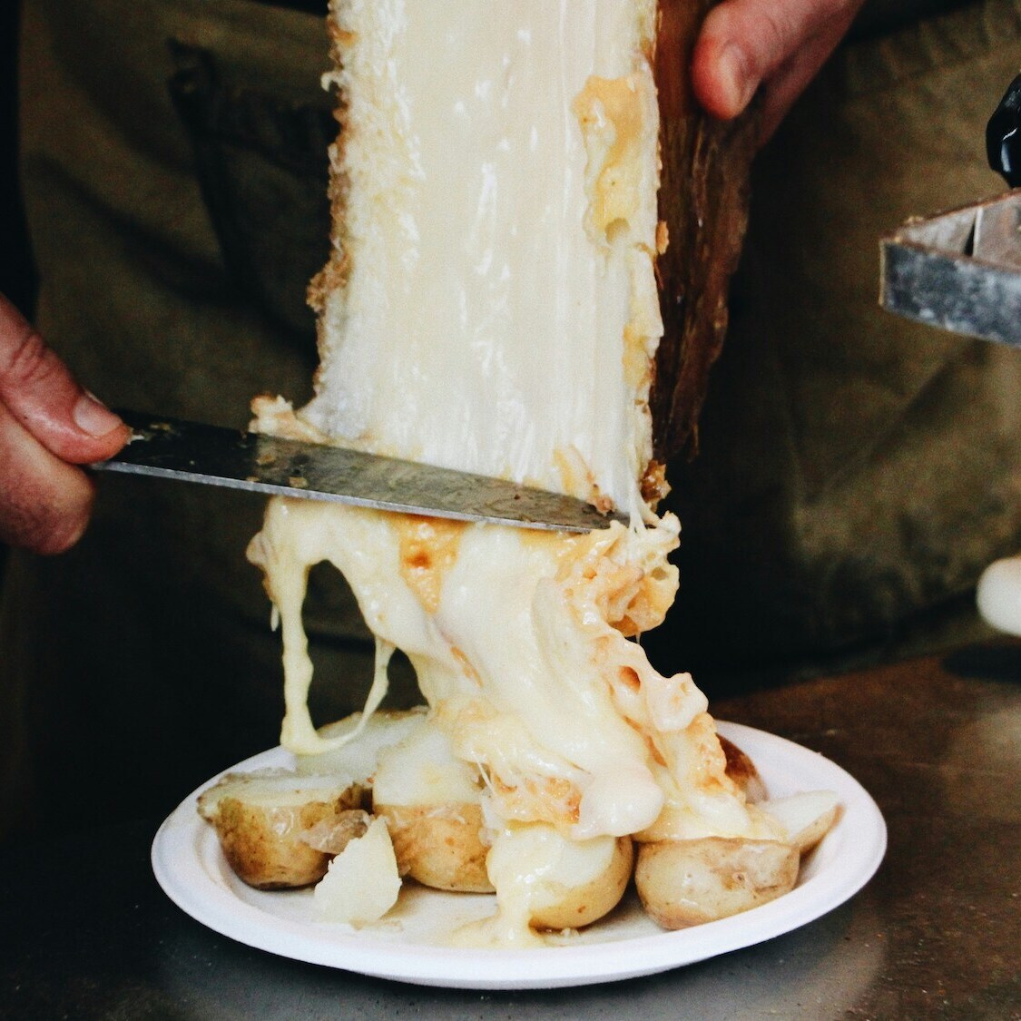 roue-raclette-verse-e-assiette-pommes-de-terre-fro