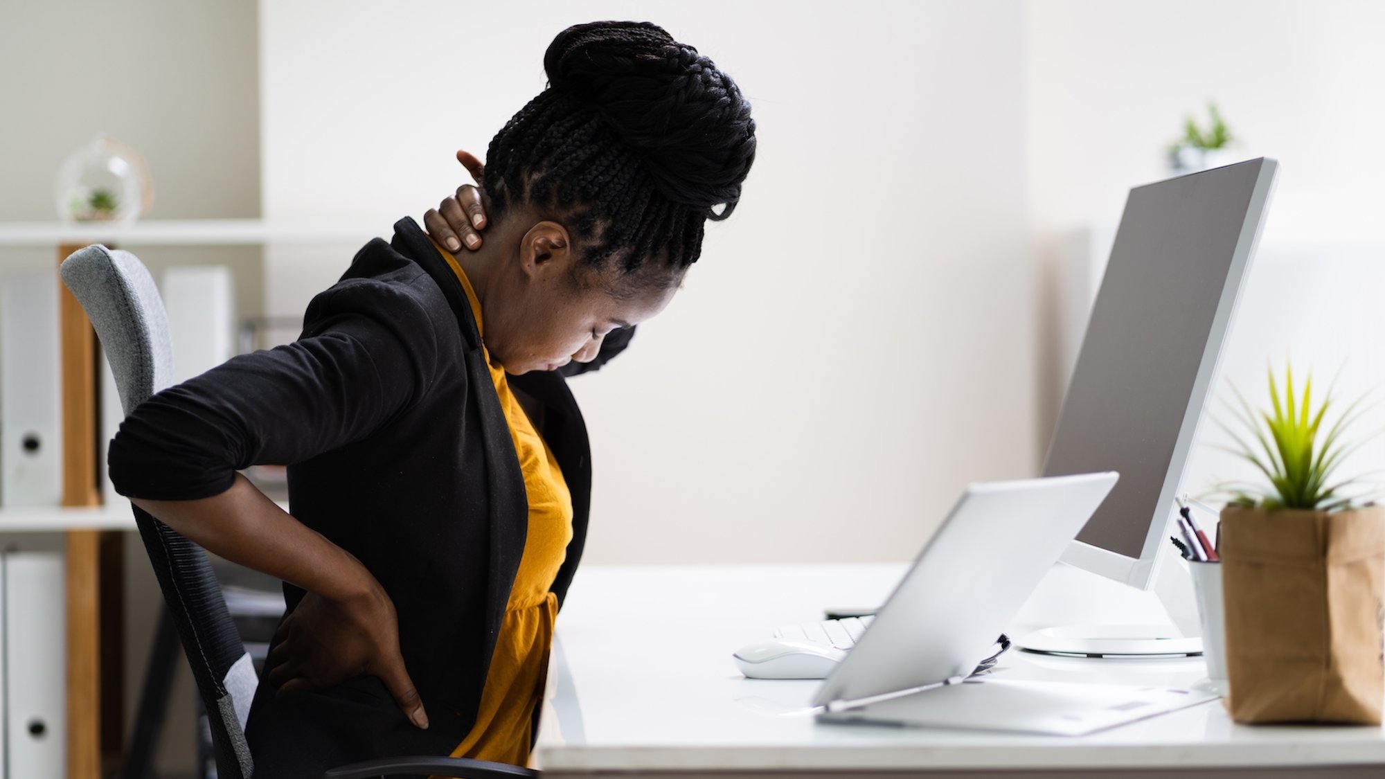 femme-travaille-triste-bureau-mal-au-dos-deprime-e