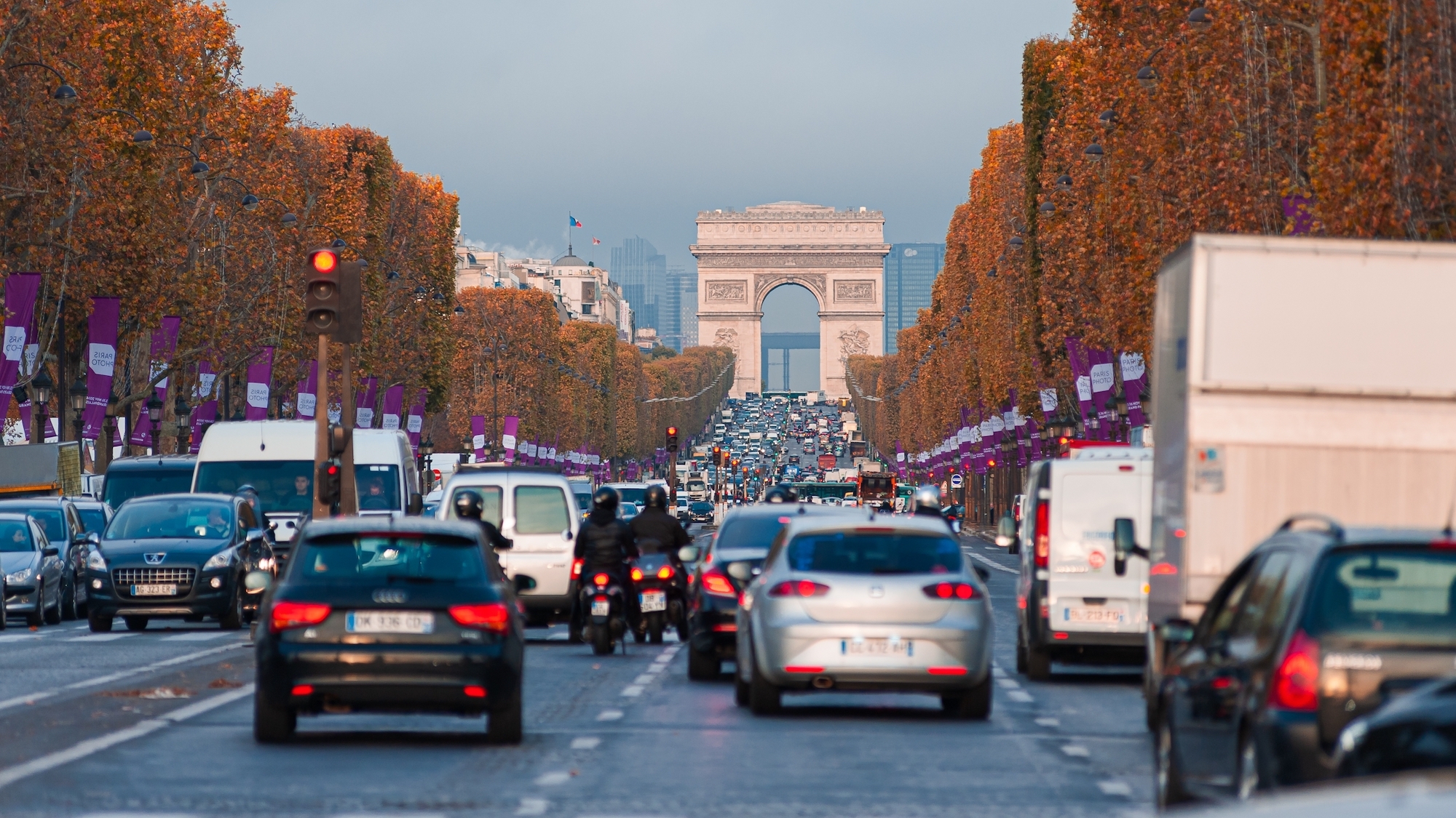 Pourquoi ça va être le bordel pour circuler dans Paris ce week-end ? voitures-embouteillages-champs-elyse-es-paris-rest