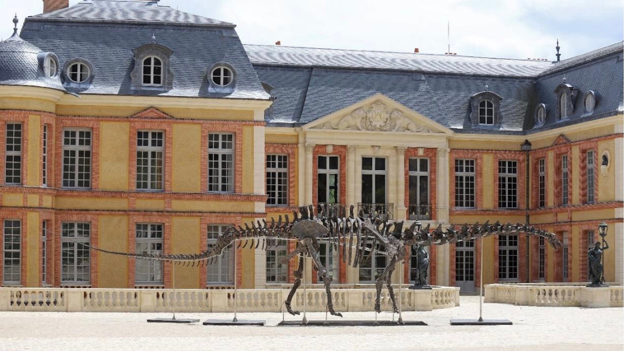 squelette-dinosaure-cour-chateau-dampierre-en-yvel