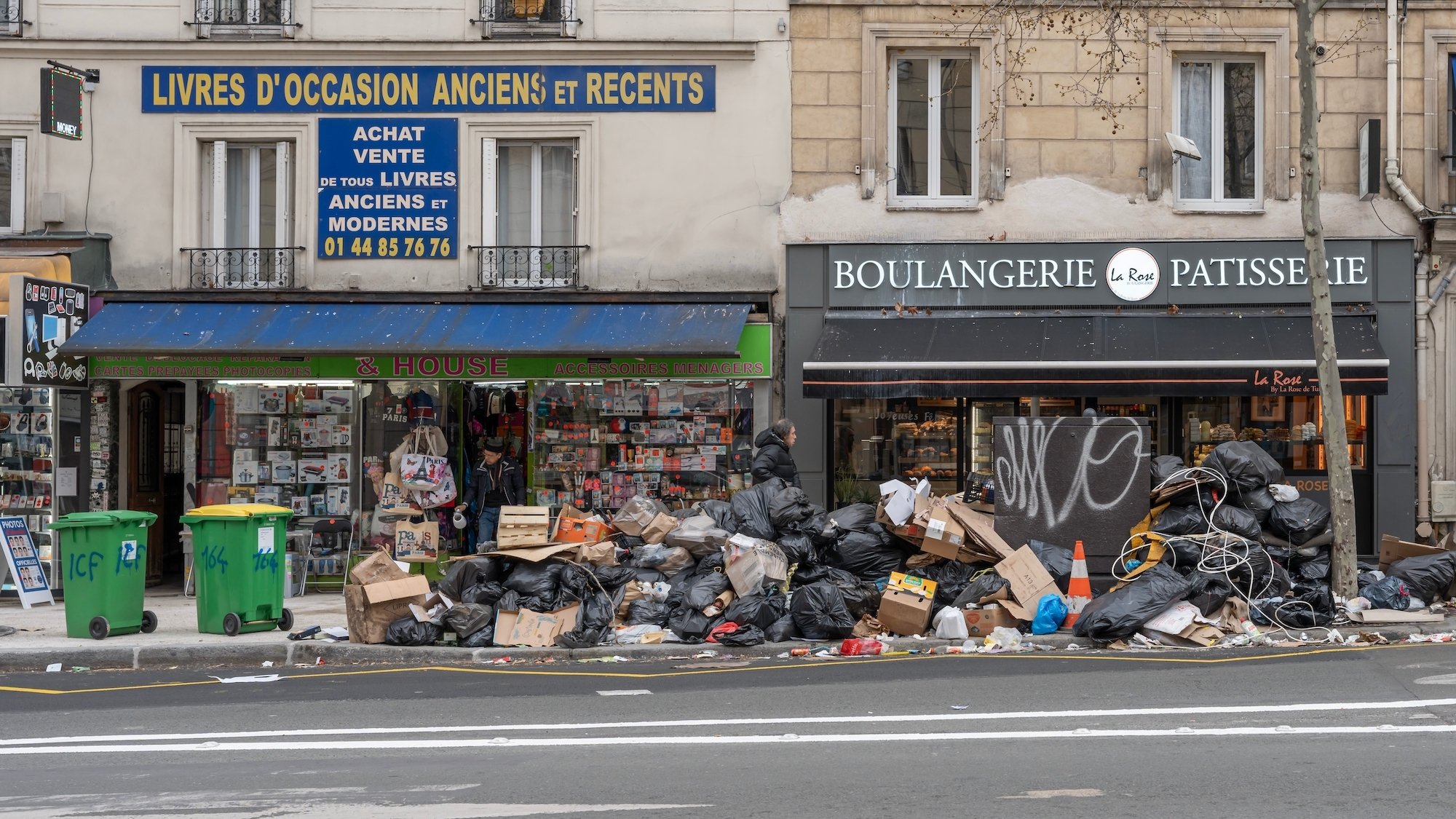 de-chets-rues-paris-montagne-poubelles-le-bonbon-p