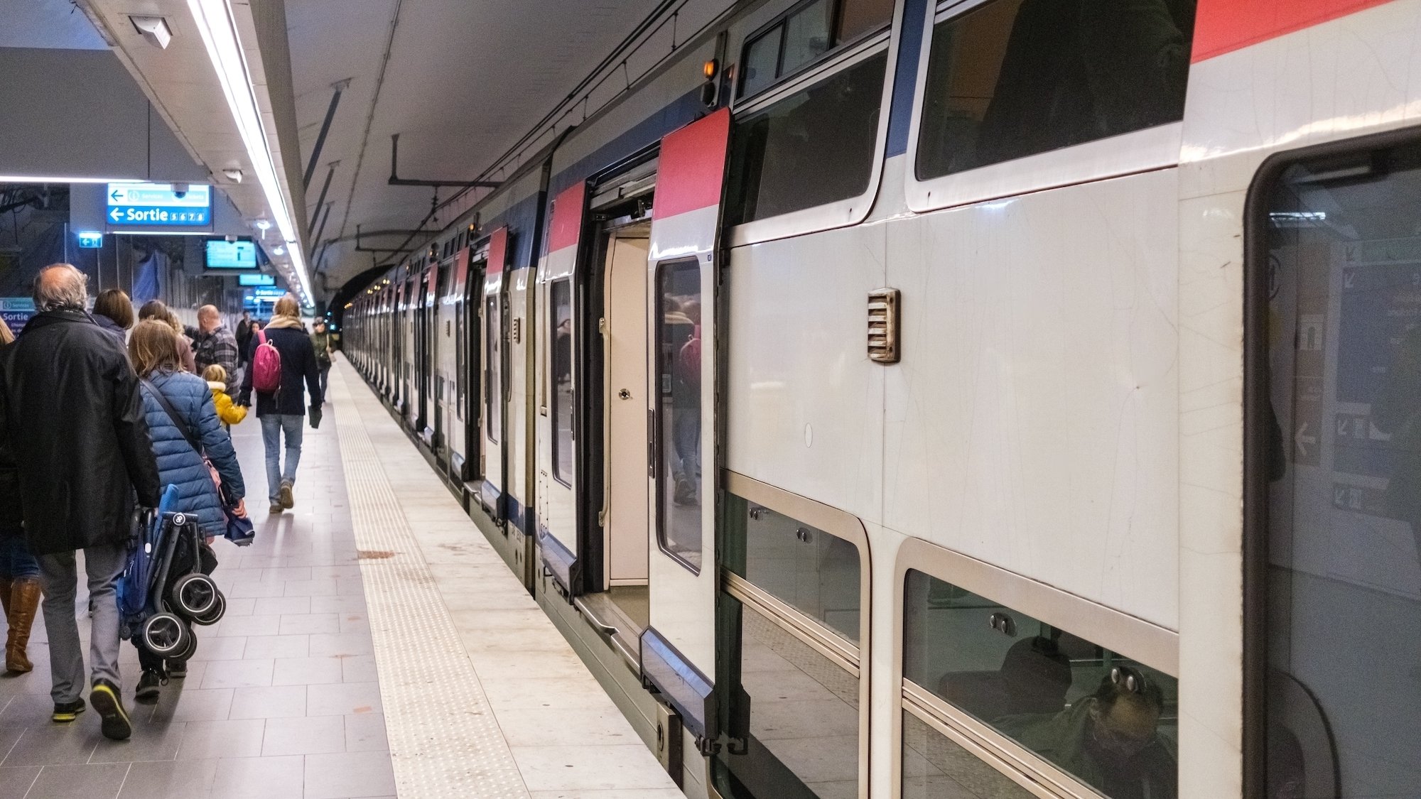 rer-a-paris-quai-personnes-entrent-rame-homme-pous