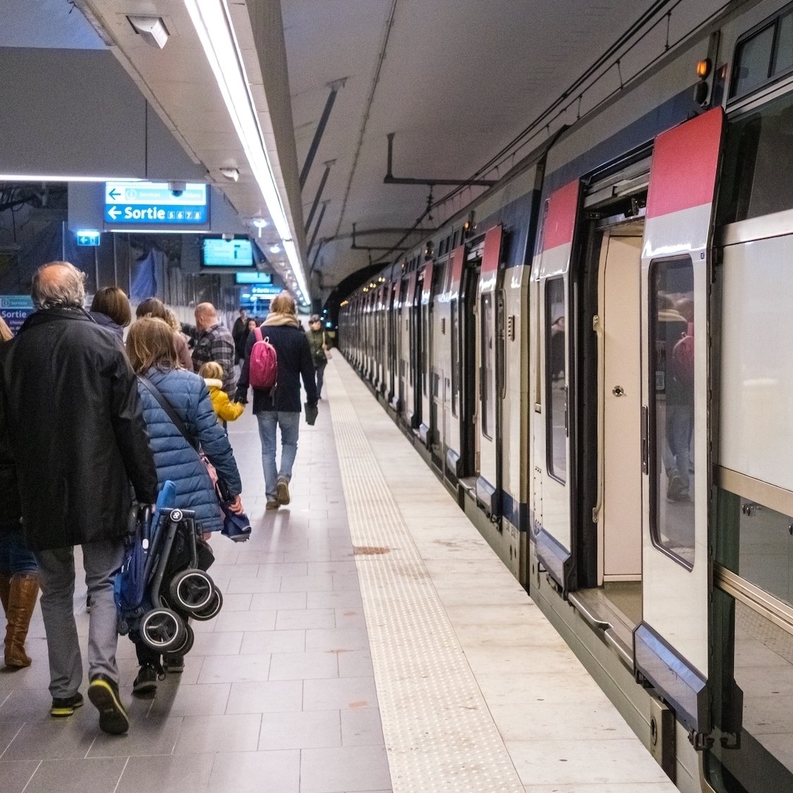 rer-a-paris-quai-personnes-entrent-rame-homme-pous