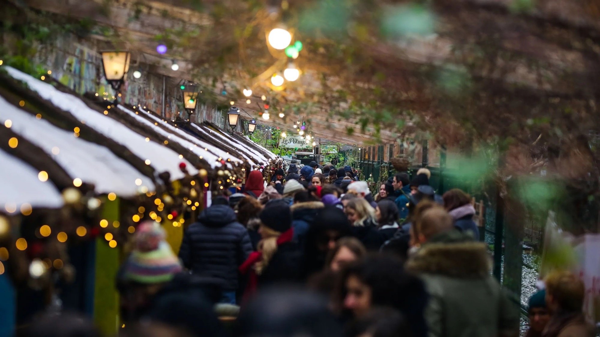 marche-de-noel-paris-2024-recyclerie-arbres-stands