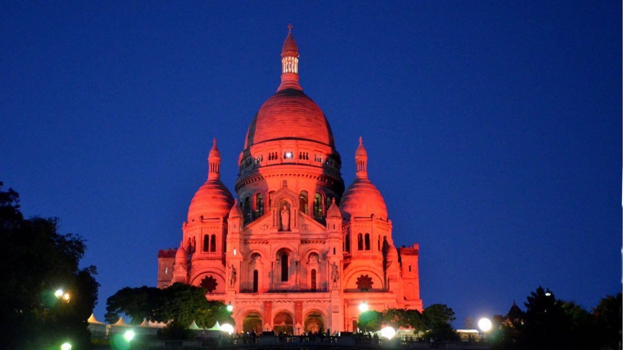 sacre-coeur-rouge-aed-lumie-res-paris-nuit-le-bonb