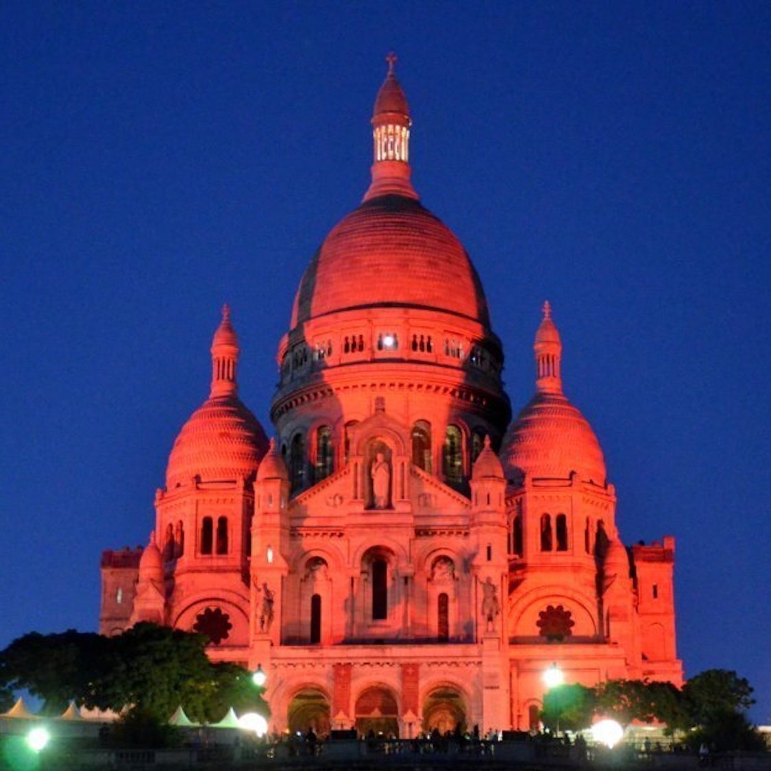 sacre-coeur-rouge-aed-lumie-res-paris-nuit-le-bonb