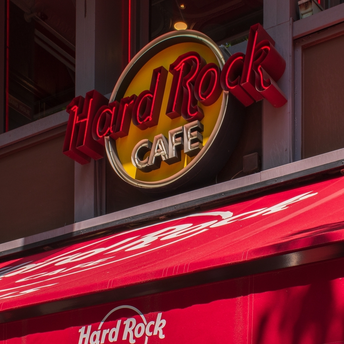 hard-rock-cafe-paris-vitrine-le-bonbon-fermeture-s