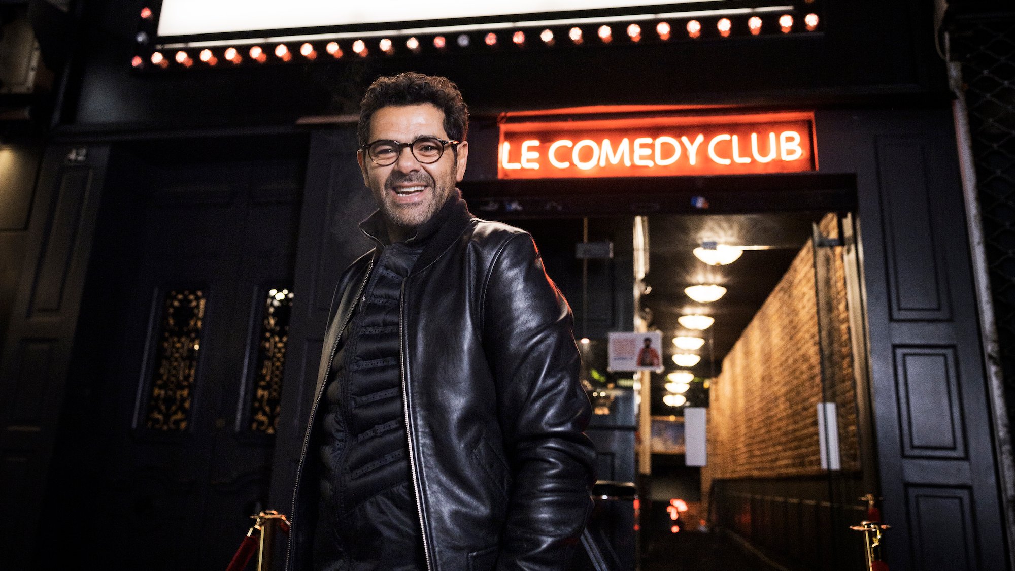 jamel-debouzze-devant-le-jamel-comedy-club-paris