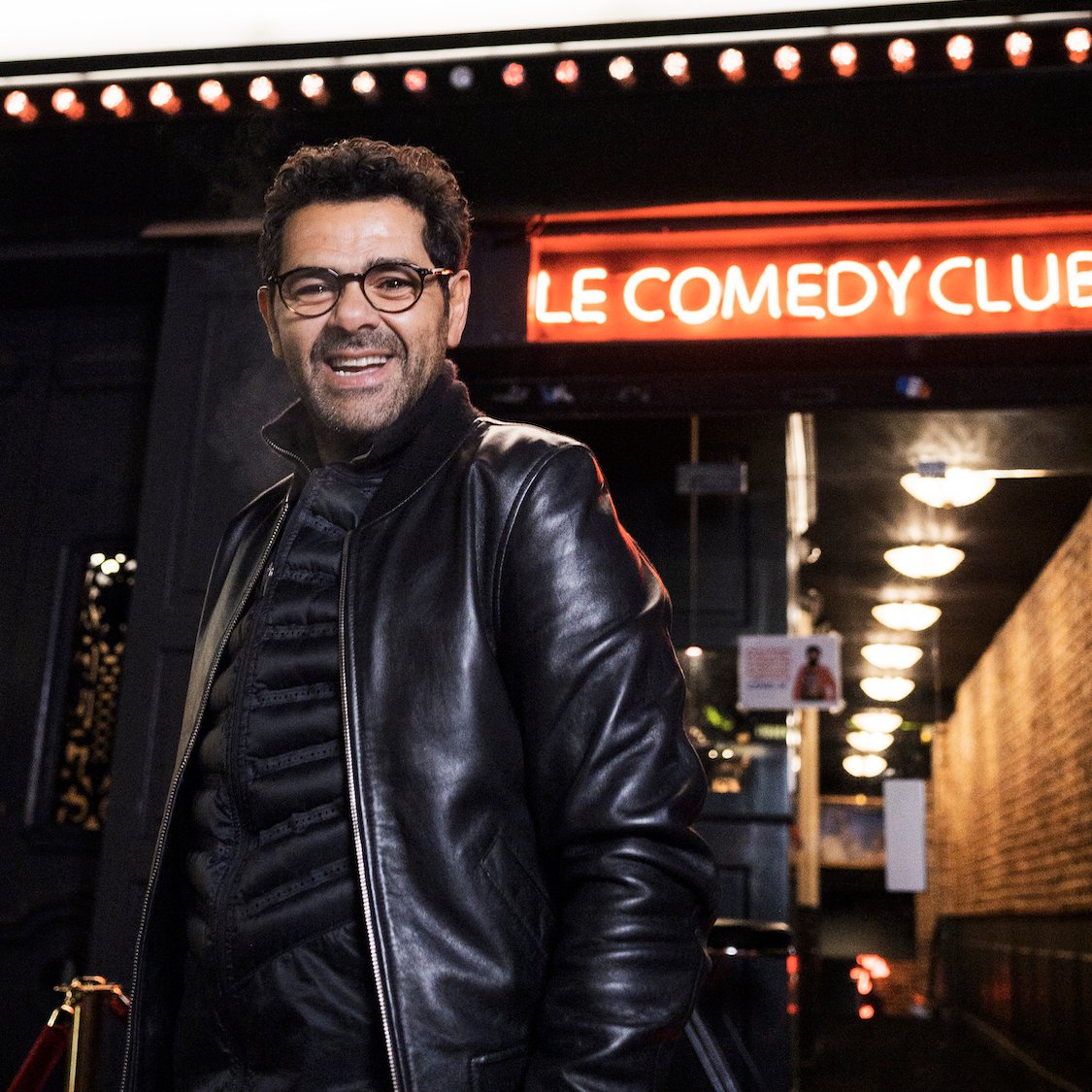 jamel-debouzze-devant-le-jamel-comedy-club-paris