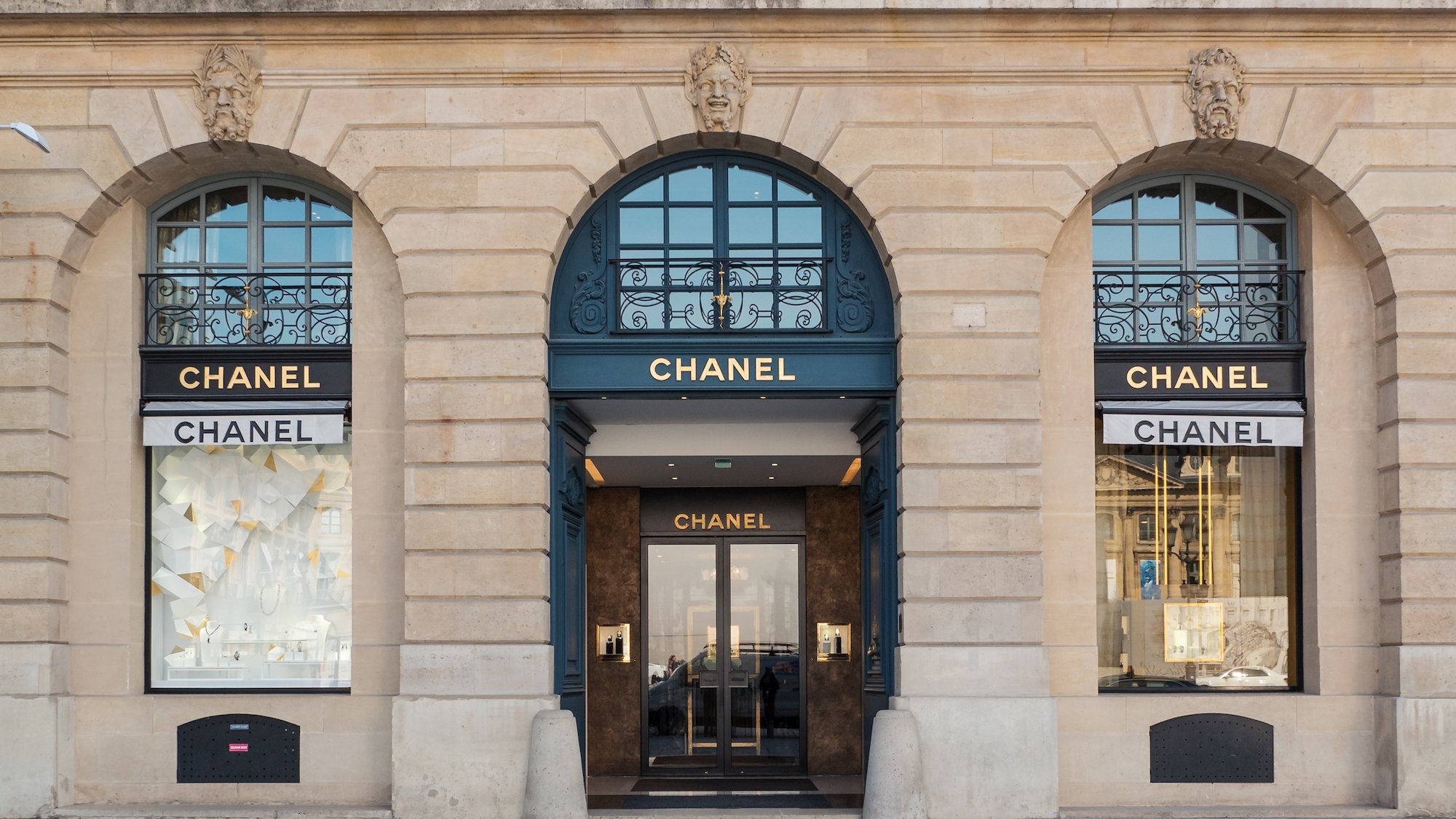 boutique-chanel-paris-vitrine-luxe-paris-maison-de