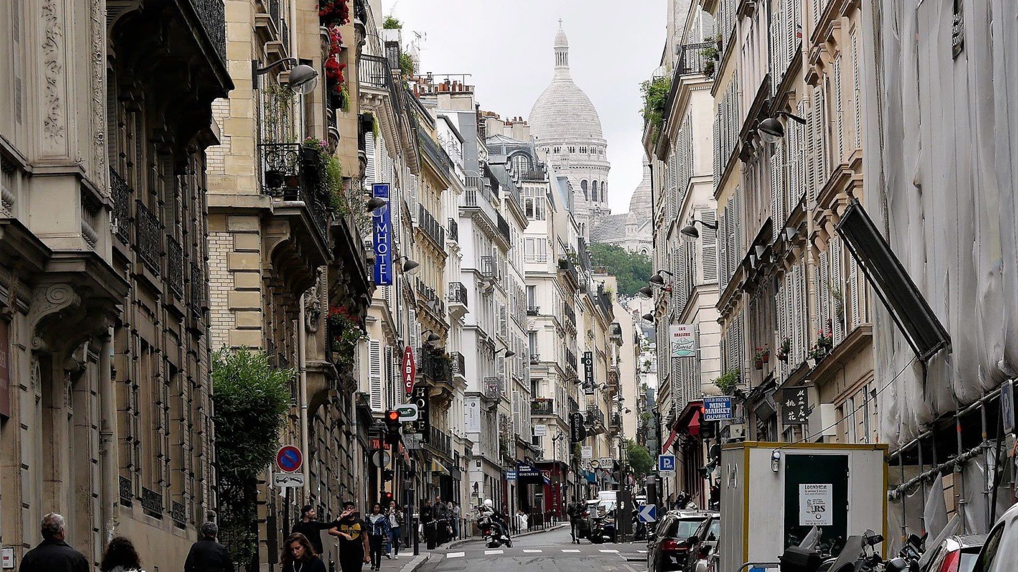 rue-pigalle-paris-sacre-coeur-le-bonbon-pairs