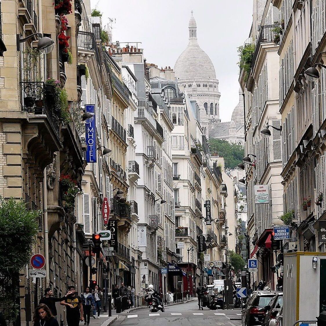 rue-pigalle-paris-sacre-coeur-le-bonbon-pairs