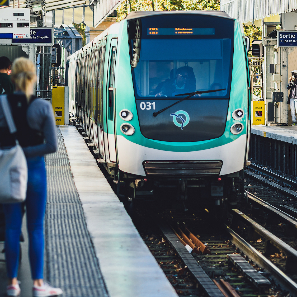 qaui-metro-paris-ligne-2-station-la-chapelle-entre