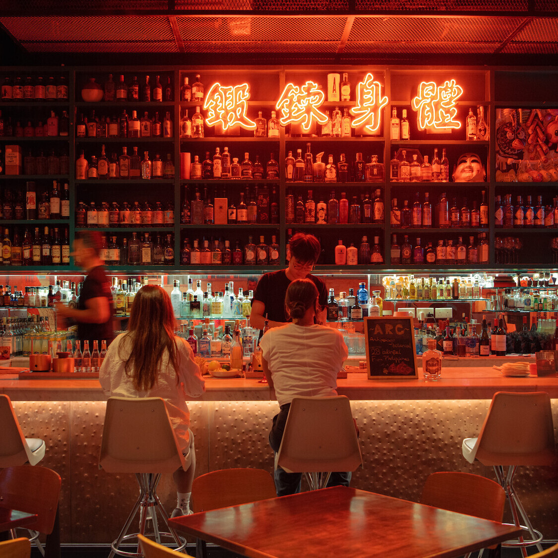 restaurant-comptoir-nuit-neon-rouge-hong-kong