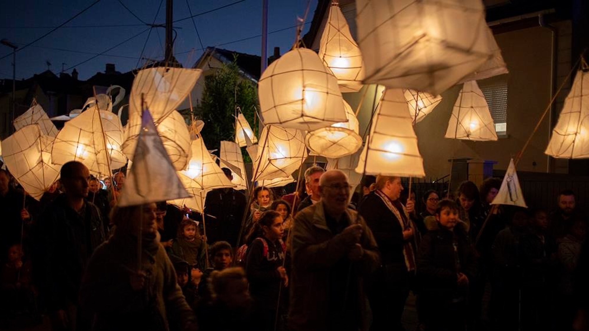 parade-lanternes-la-villette-paris