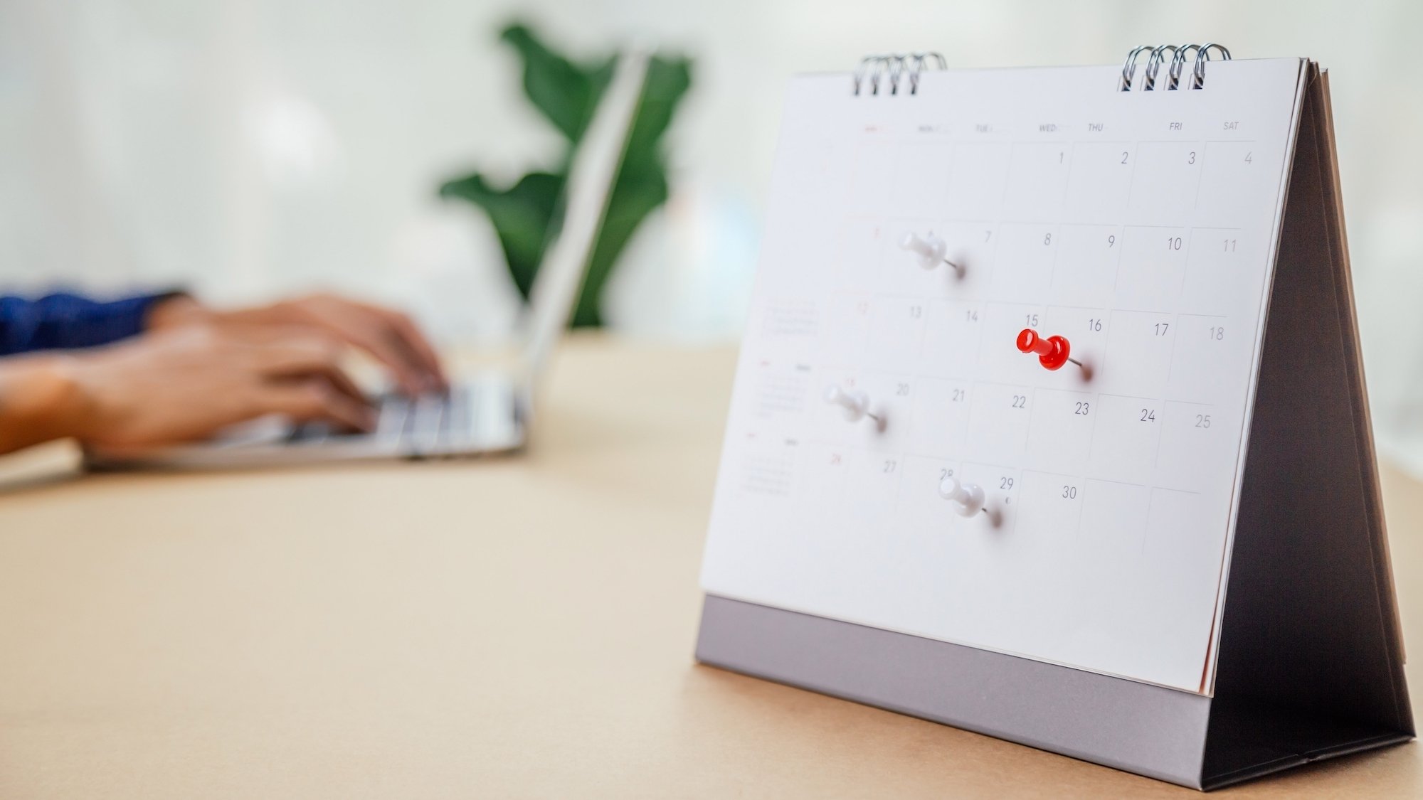 calendrier-bureau-ordinateur-pins-rouge-jour-fe-ri