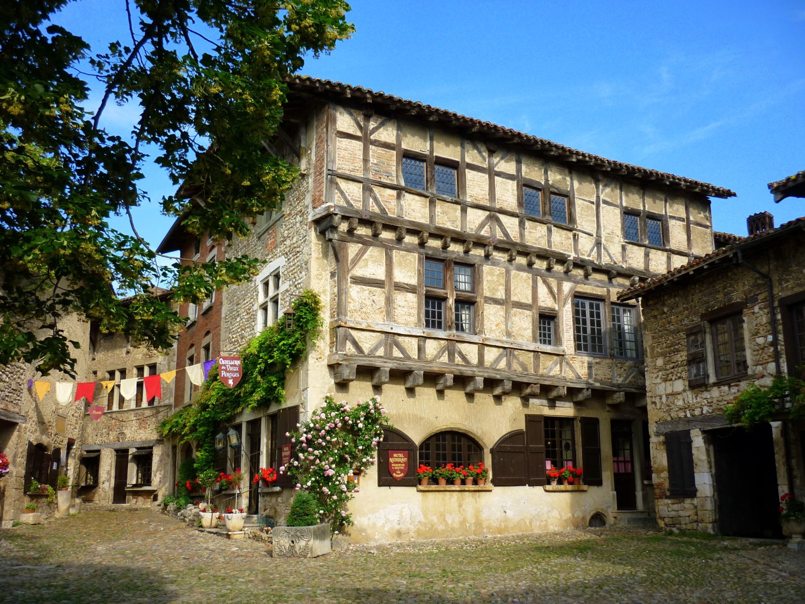 pérouges médiéval lyon