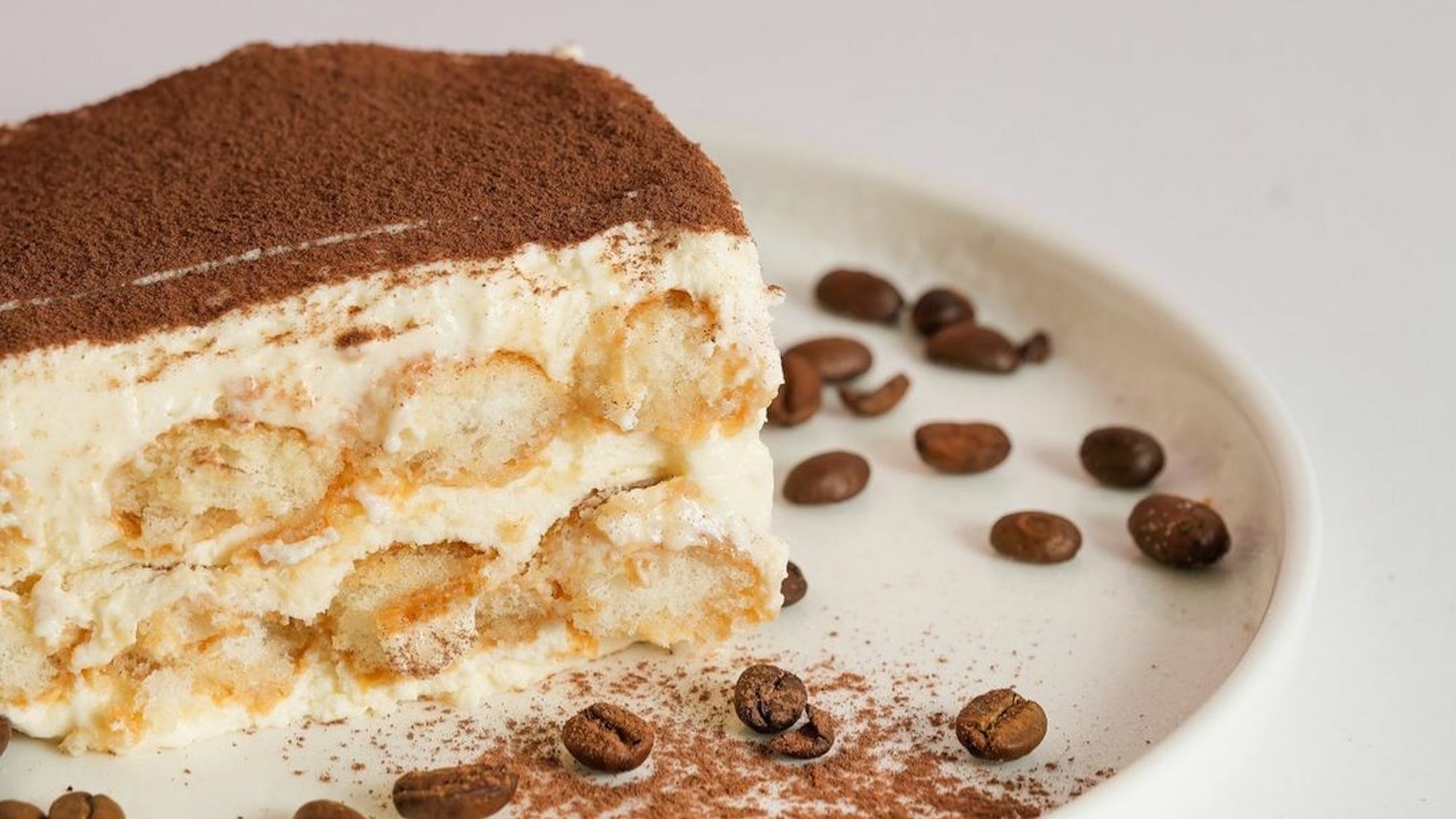 savourez-notre-succulent-tiramisu-au-cafe-une-douc