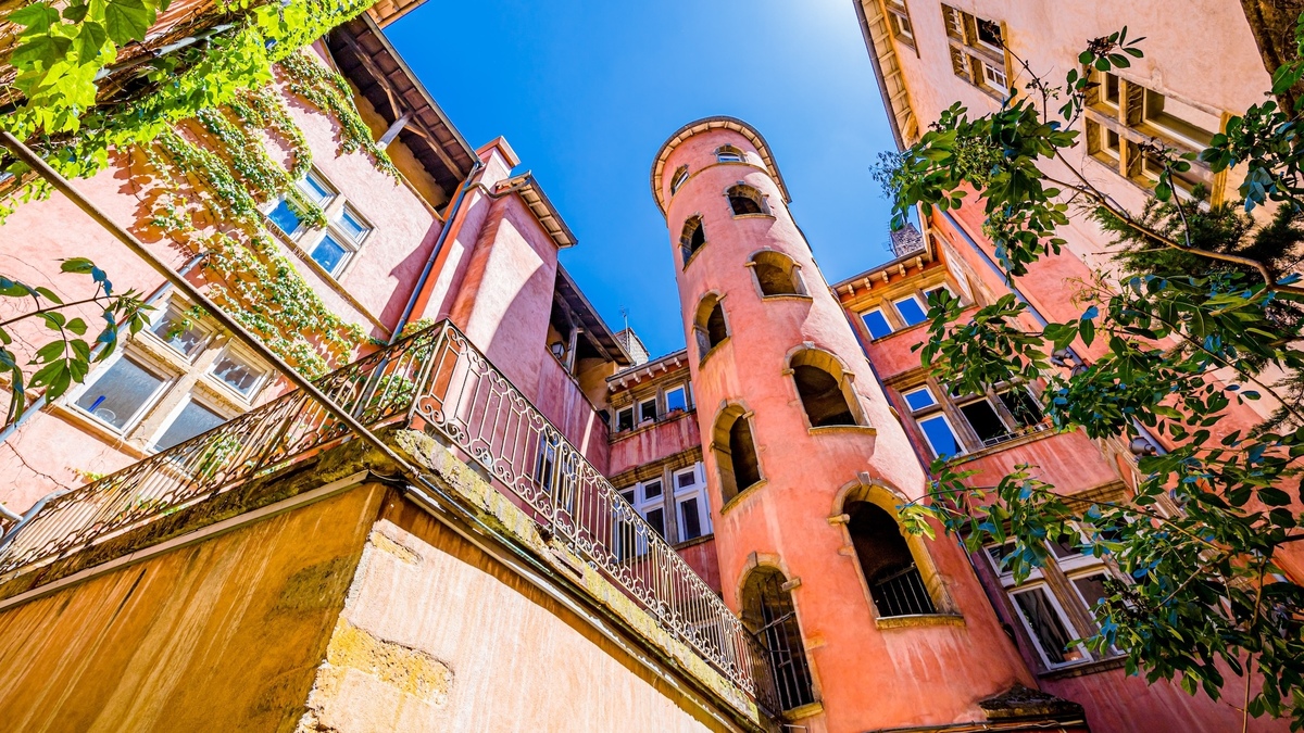 The city hall of Lyon wants to open new traboules for tourists and