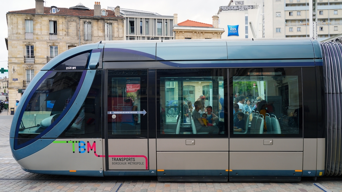 Voici tout ce qu’il est complètement interdit de faire dans le tram à ...