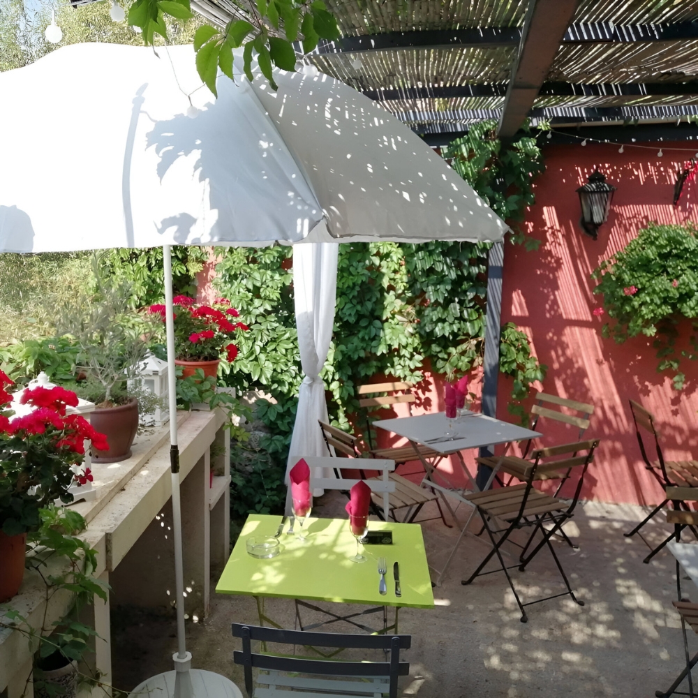terrasse exterieur à l'ombre du restaurant le bois tordu à dijon 