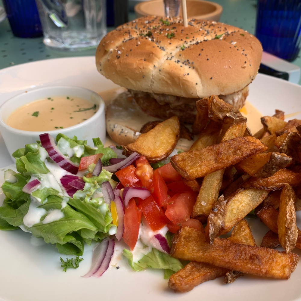 burger du restaurant le bois tordu à dijon fait maison et délicieux burger