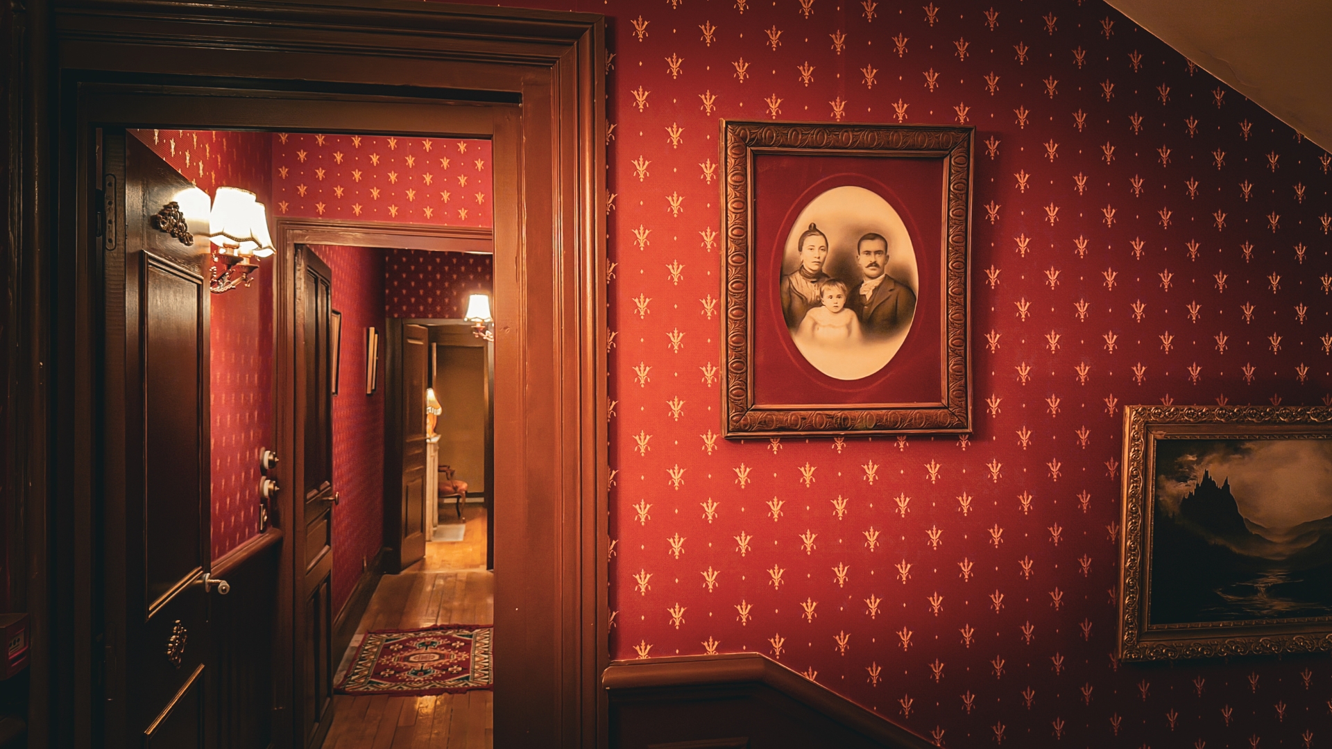 painting and hallway of the Manor of the Twelfth Hour Dijon escape game