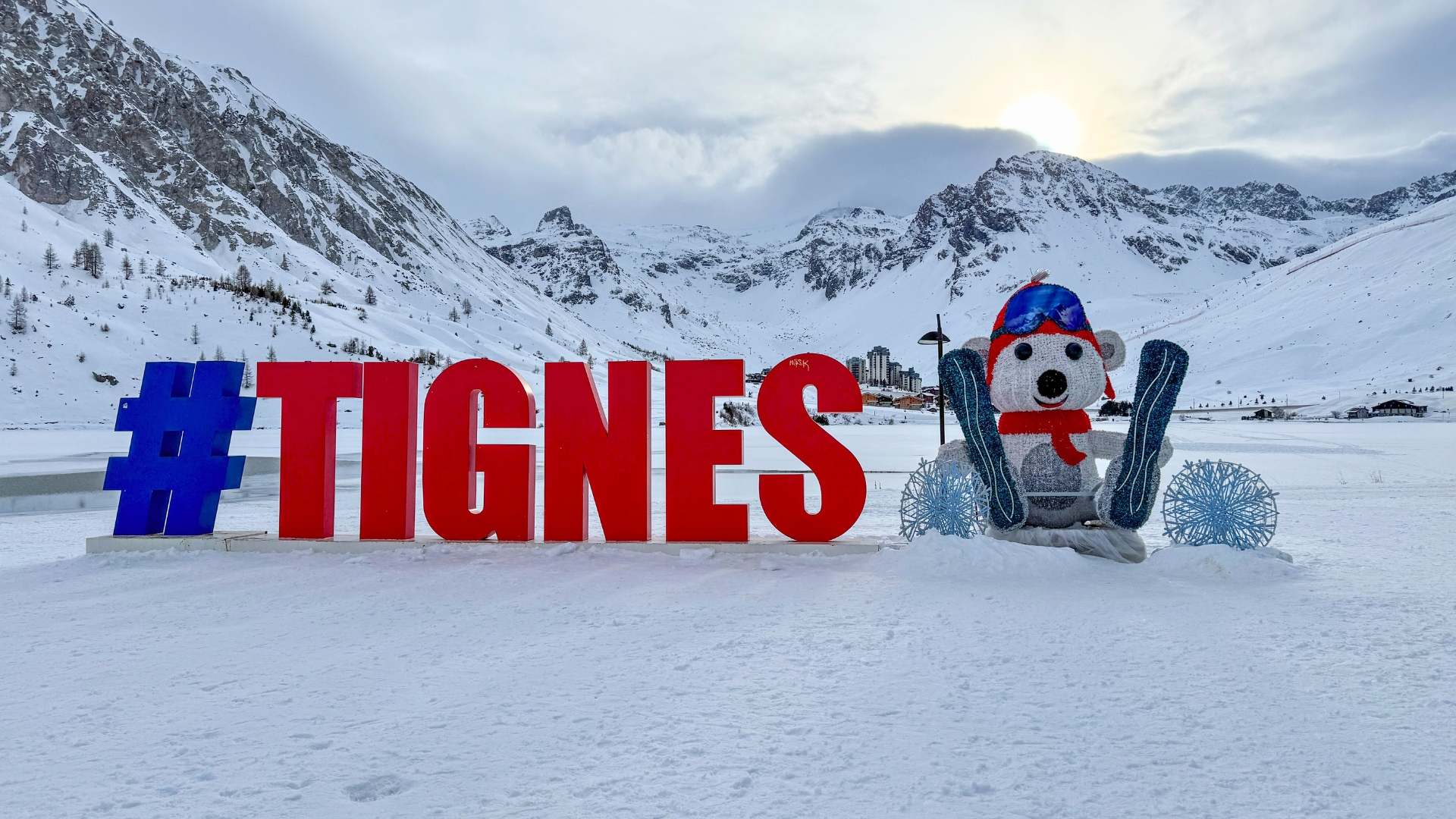 Station de Tignes et Lac de Tignes sous la neige 