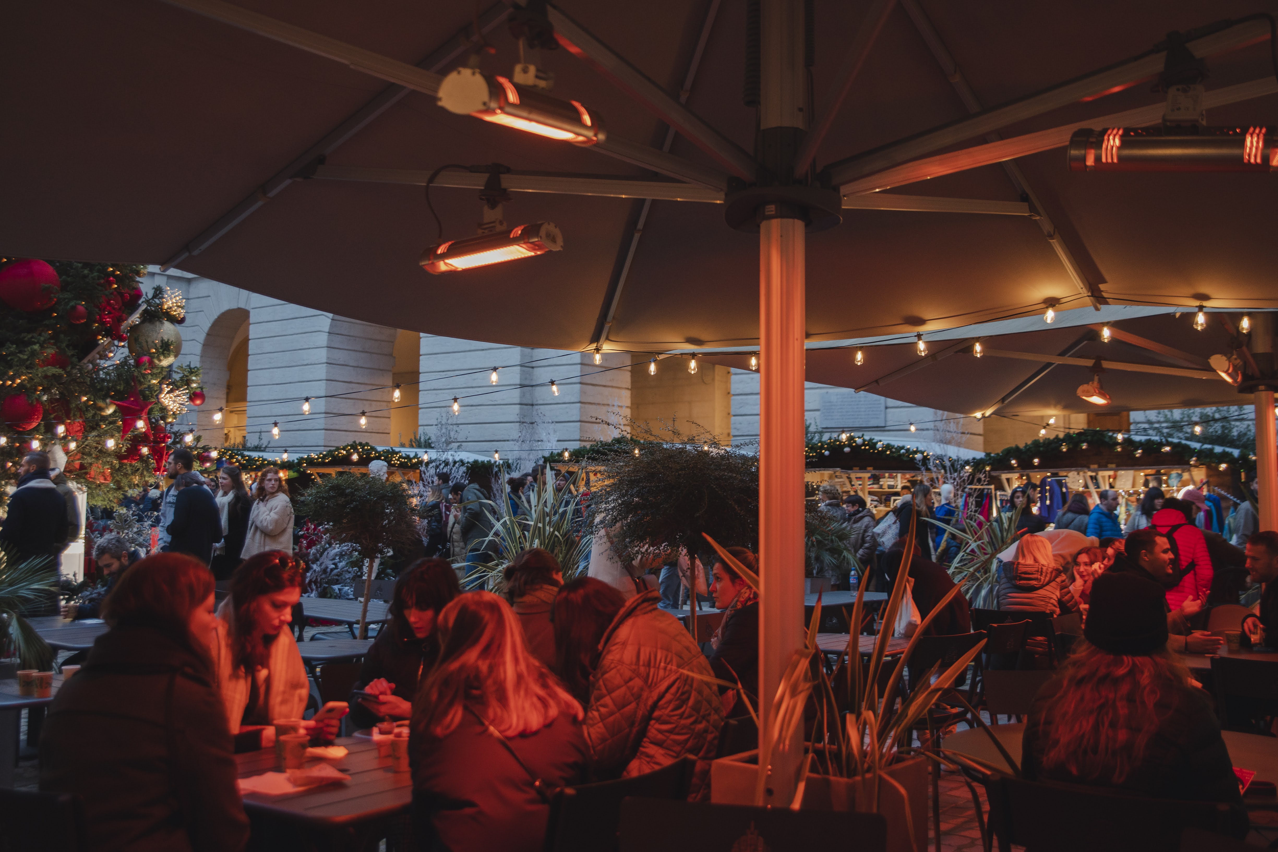 grand-hotel-dieu-lyon-noel-decorations-shopping