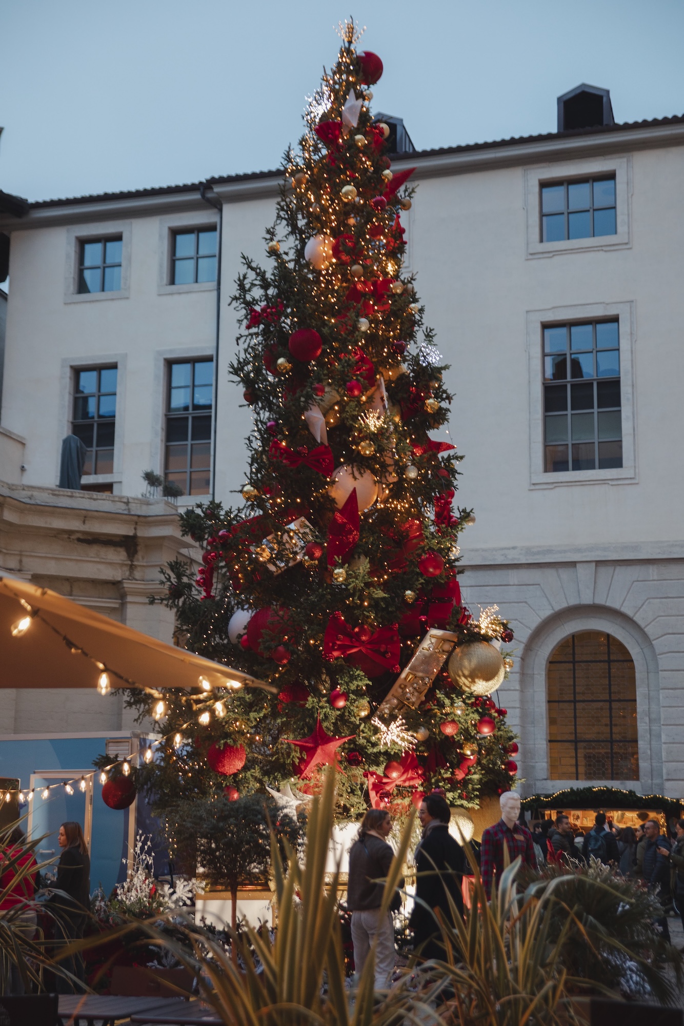 grand-hotel-dieu-lyon-noel-decorations-shopping