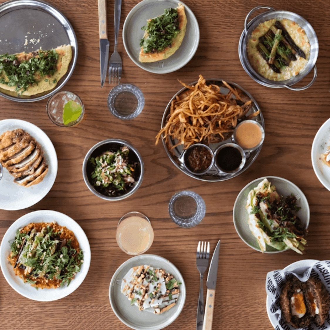 maslow-meilleur-resto-france-table-assiettes-parta